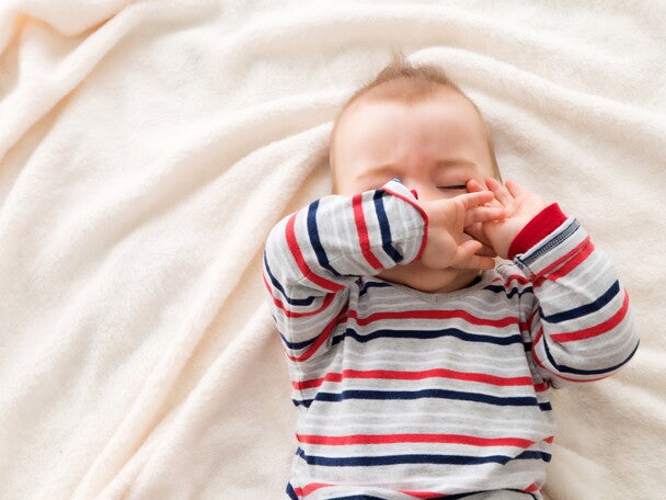 תינוק עייף משפשף עיניים