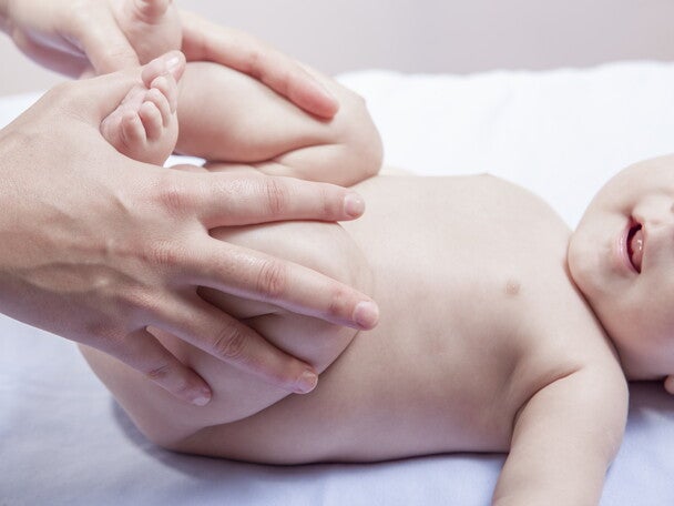 אם מקלה על בנה