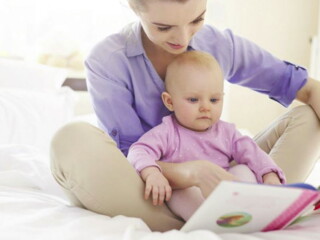 אמא מקריאה סיפור לתינוקת קטנה