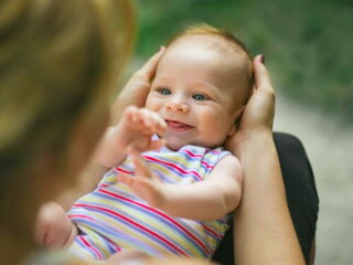 תינוק מחייך לאימו - מחשבון התפתחות התינוק