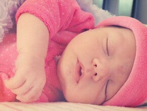 תינוקת ישנה על הצד