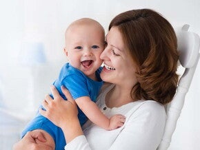 תינוק ואימו מאושרים יחד