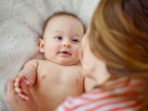 תינוק מתבונן על אימו