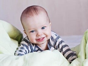 תינוק צוחק בן 6 חודשים