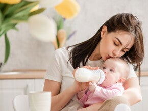 אמא תינוק וזר פרחים