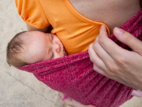 מנשאים לתינוק. תינוק בתוך מנשא בד