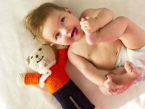 תינוק ישן על מזרן למיטה