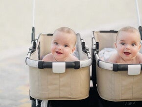 תאומים מחייכים יחד