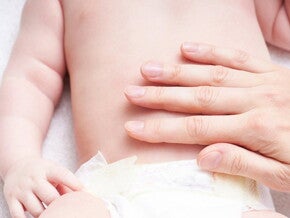 בטן של תינוק קטן