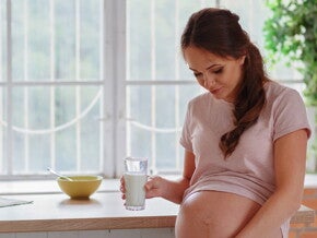 הריונית מחזיקה את הבטן