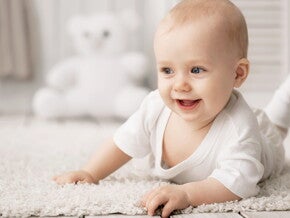 תינוק מחייך