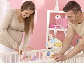 הורים מסדרים חדר ילדים