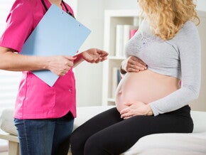 הריונית מתייעצת עם רופא