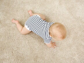 מבט עילי על תינוק זוחל