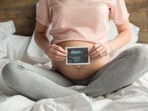 הריונית מחזיקה אולטסאונד