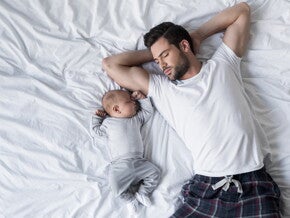 אב שוכב ליד בנו הישן