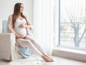 הריונית מביטה אל האופק