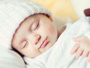 תינוק ישן מחוייך