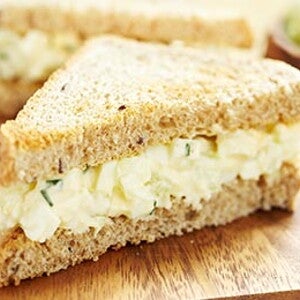 כריך עם סלט ביצים