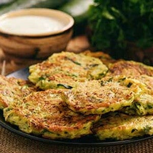 לביבות קישואים מוגשות לצד סלט ביצים וירקות