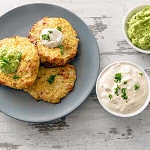 לביבות ירק עם שמנת חמוצה ואבוקדו 