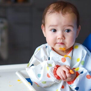 מדוע להמשיך להניק כשהתינוק שלי כבר אוכל מזון מוצק?