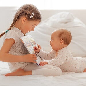 שני אחים משחקים יחד